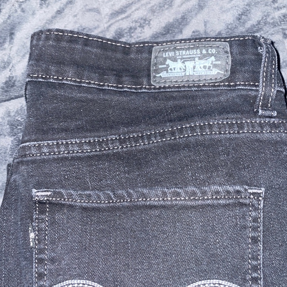 A black pair of Levi jeans !